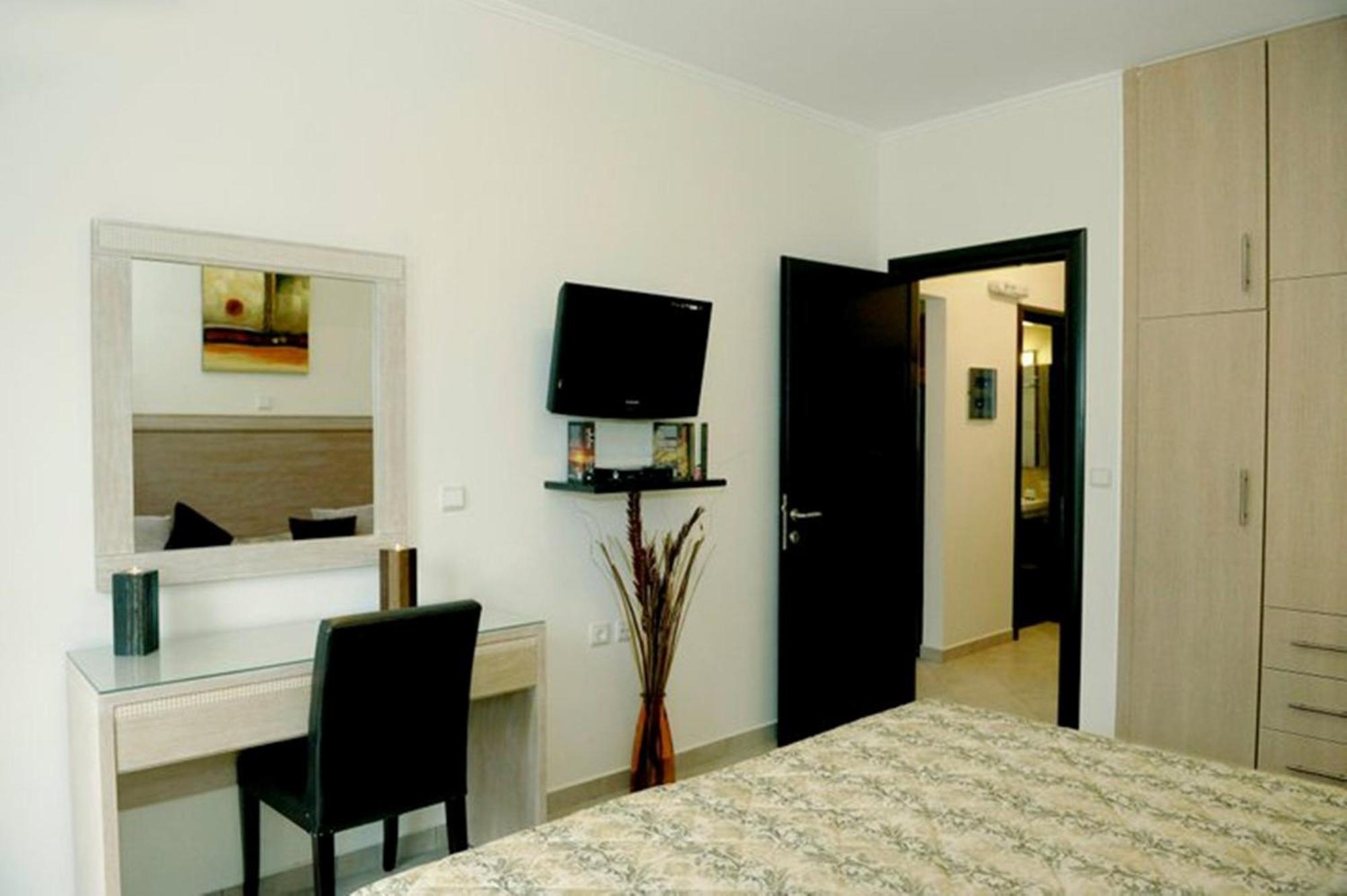 Aerolithos Hotel Adamantas  Екстериор снимка